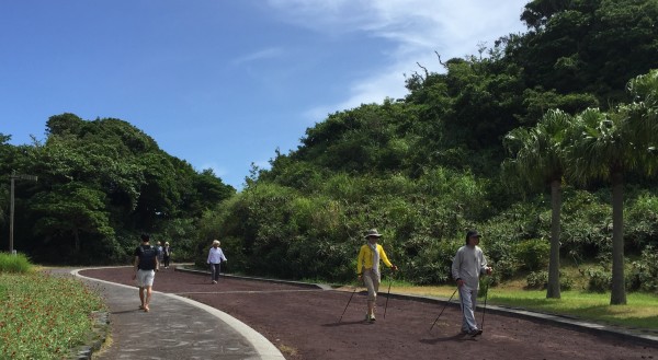 八丈島の植物公園でノルディックウォーキングを楽しむ人たち